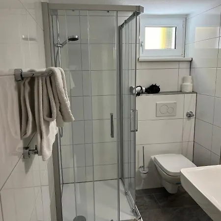 3 Separate Messe Bis Zu 11 Personen Apartment *