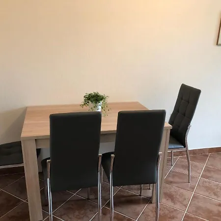 3 Separate Messe Bis Zu 11 Personen Apartment *